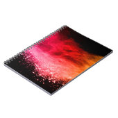 Gelanceerd kleurrijk poeder, geïsoleerd op zwarte notitieboek (Linkerzijde)