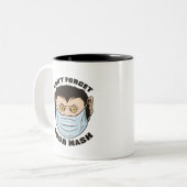 GELD DAT MASKJE WEET, VERGEET JE MASKJE NIET TWEEKLEURIGE KOFFIEMOK (Voorkant links)