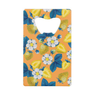 Gele aardbeien op sinaasappel kredietkaart flessenopener