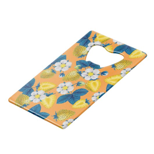 Gele aardbeien op sinaasappel kredietkaart flessenopener (Achterkant Gekanteld)