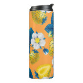 Gele aardbeien op sinaasappel thermosbeker (Gedraaid links)