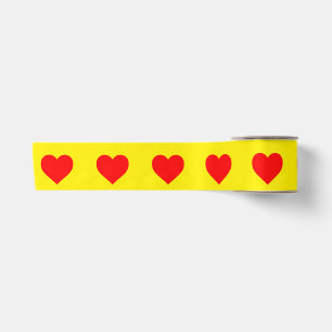 Gele achtergrond rood hartpatroon lint