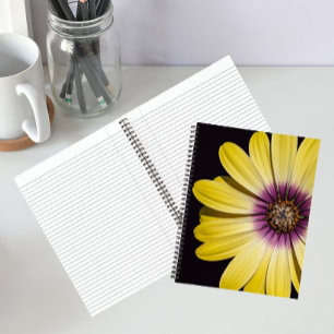 Gele Afrikaanse Madelief op Zwarte Bloemen Notitieboek