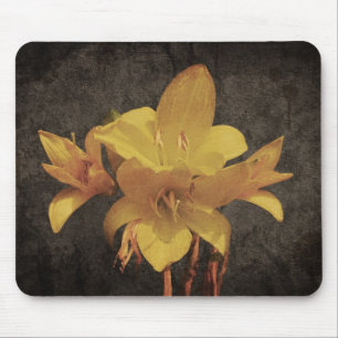 Gele assiatische lelie op oude, gerunde canvasrugg muismat
