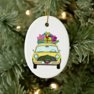 Gele auto met kerstcadeaus keramisch ornament