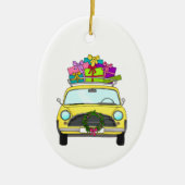 Gele auto met kerstcadeaus keramisch ornament (Voorkant)