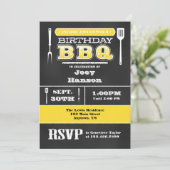 Gele BBQ Verjaardag Chalkboard Uitnodiging (Staand voorkant)