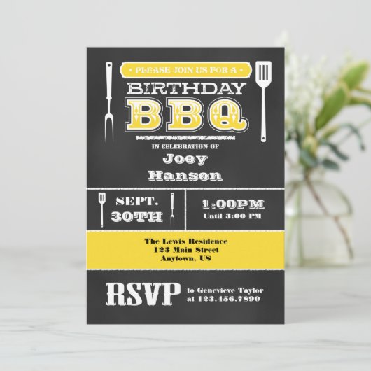 Gele BBQ Verjaardag Chalkboard Uitnodiging (Staand voorkant)