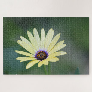Gele bloem met groen legpuzzel