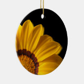 Gele bloem op zwarte achtergrond keramisch ornament (Rechts)