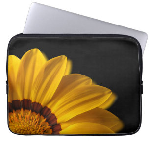 Gele bloem op zwarte achtergrond laptop sleeve