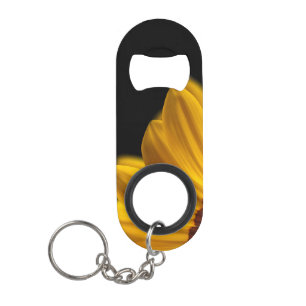 Gele bloem op zwarte achtergrond mini flessenopener