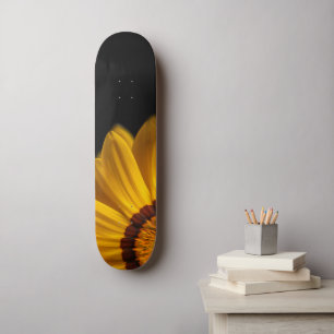 Gele bloem op zwarte achtergrond skateboard