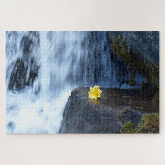Gele bloem primrose bij waterval legpuzzel