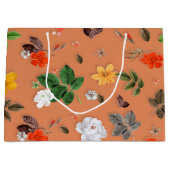 Gele bloemen en witte rozen 25 groot cadeauzakje (Voorkant)