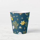 Gele bloemen en witte rozen latte mok (Voorkant)