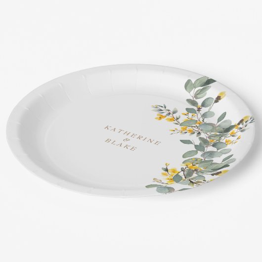 Gele Bloemen & Eucalyptus Namen Bruiloft Papieren Bordje (Gekanteld)