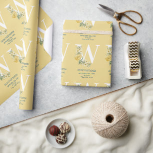 Gele bloemen Initiaal Baby Birth Stats Cadeaupapier