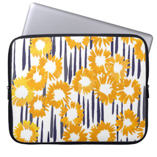 Gele bloemen: met de hand beschilderd  laptop sleeve