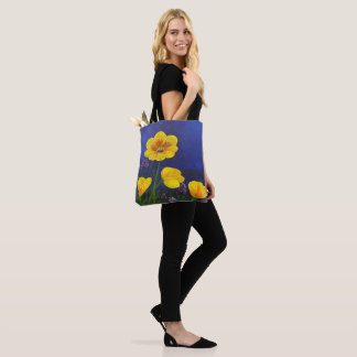 Gele bloemen op een all-over print draagtas