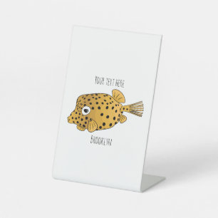 Gele boxfish cartoon illustratie reclamebord met voetstuk