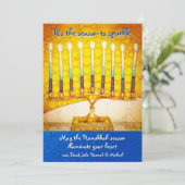 Gele Chanoeka Menorah seizoen om script te schitte Feestdagenkaart (Staand voorkant)