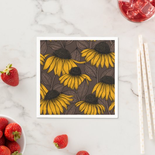 Gele condensors op donkerbruin servet (Insitu)