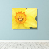 Gele Daffodil Canvas Print (Insitu (Houten vloer))