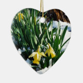 Gele Daffodils bloemen in de sneeuw Keramisch Ornament (Rechts)