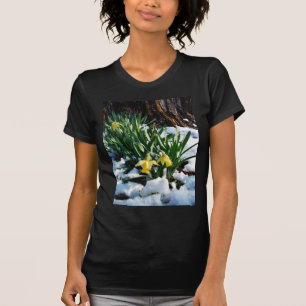 Gele Daffodils bloemen in de sneeuw T-shirt