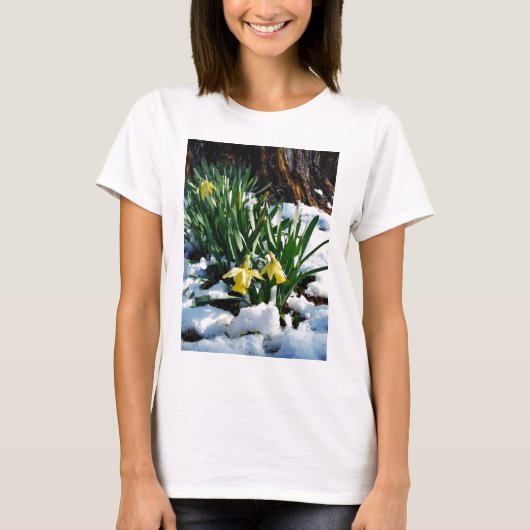 Gele Daffodils bloemen in de sneeuw T-shirt (Voorkant)