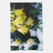 Gele Daffodils bloemen in de sneeuw Theedoek (Verticaal)