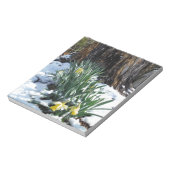 Gele deffodils in de sneeuw notitieblok (Gedraaid)