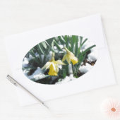 Gele deffodils in de sneeuw ovale sticker (Envelop)