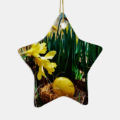 Gele deffodis en een geel paasei keramisch ornament (Rechts)