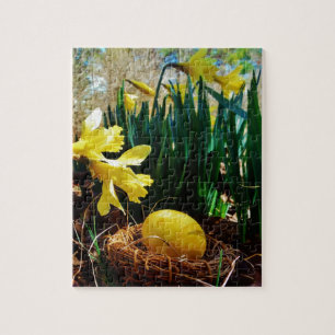 Gele deffodis en een geel paasei legpuzzel