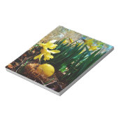 Gele deffodis en een geel paasei notitieblok (Gedraaid)