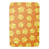 Gele dog schildert overal over Oranje af Badmat (Voorkant Verticaal)