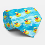 Gele eenden met zonnebril in de pool stropdas (Opgerold)