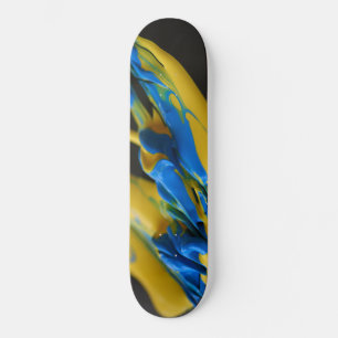 Gele en blauwe verf op zwart skateboard