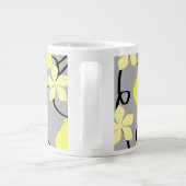 Gele en grijze bloemen. Floral Pattern. Extra Grote Beker (Achterkant)