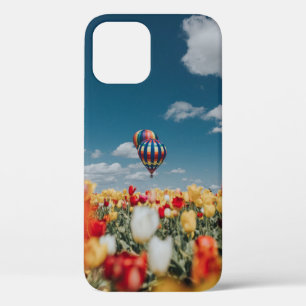 Gele en rode tulpbloemen onder heteluchtballon iPhone 12 hoesje