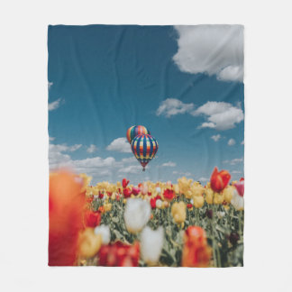 Gele en rode tulpbloemen onder heteluchtballon fleece deken