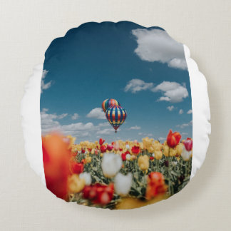 Gele en rode tulpbloemen onder heteluchtballon rond kussen