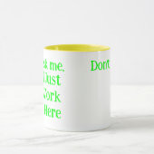 Gele en witte Humor | Ik werk hier gewoon grappig Mok (Midden)
