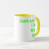 Gele en witte Humor | Ik werk hier gewoon grappig Mok (Voorkant rechts)