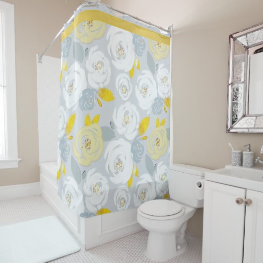 Gele en witte rozen op grijs douchegordijn (In situ)