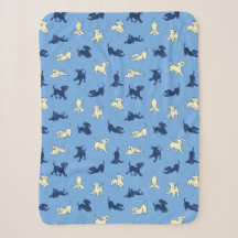 Gele en zwarte Lab-puppy's op blauwe achtergrond 