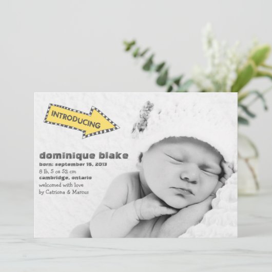 Gele en Zwarte Strepen Pijl Geboorteaankondiging Aankondiging (Staand voorkant)
