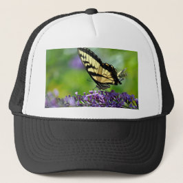 Gele en zwarte vlinder op lavender trucker pet